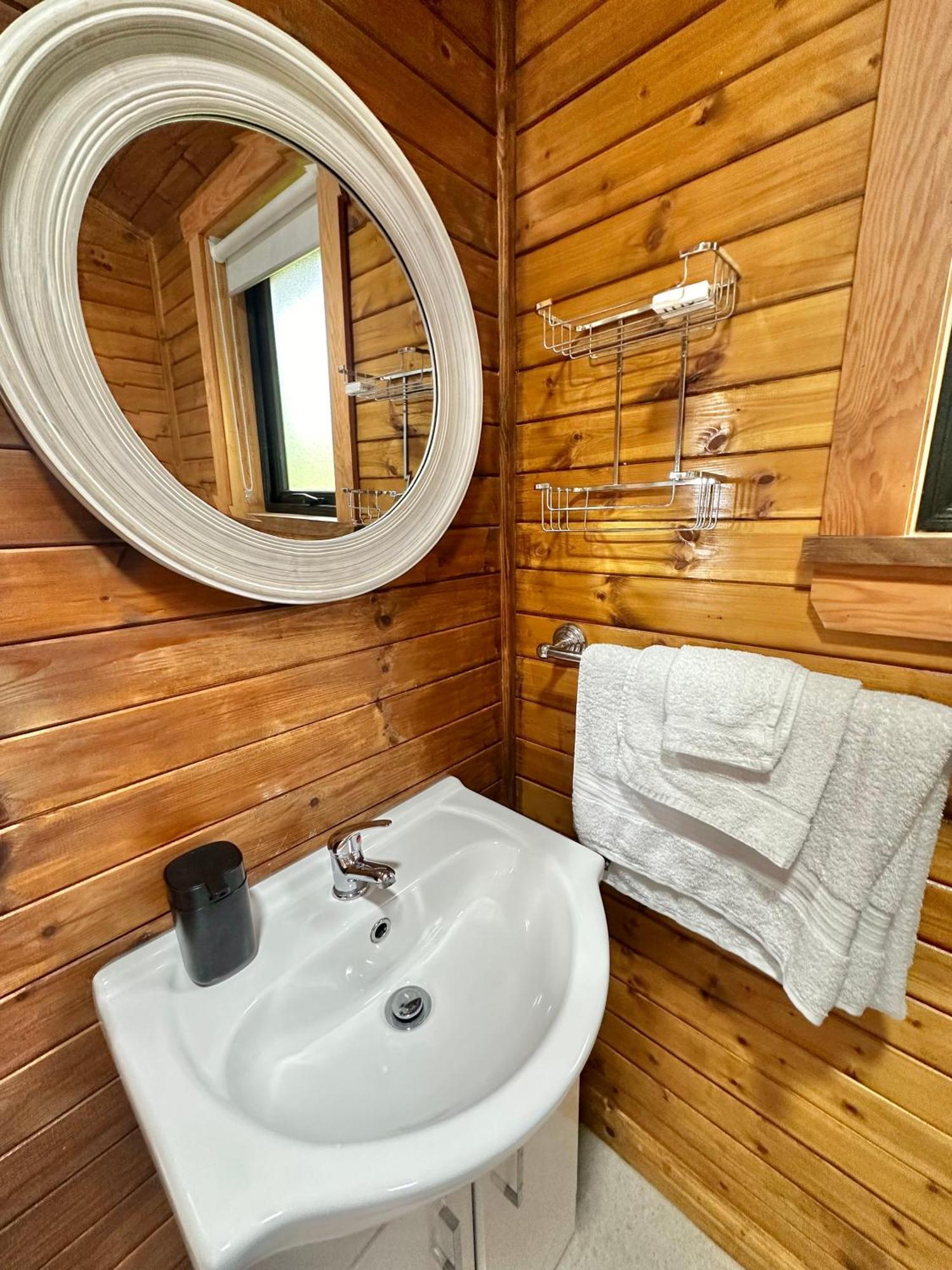 Cosy Portmor Log Cabin- Sea Views, Deck & Relaxation Malin Head Kültér fotó